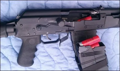 Fusil à pompe semi-automatique, pas très puissant en mode zombie :