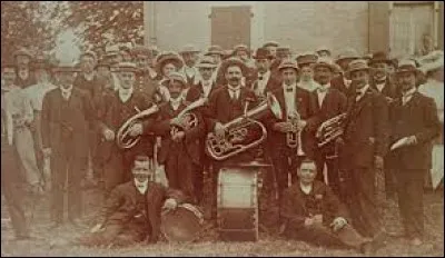 Si votre formation jouait notamment des cuivres et des timbales, quel nom portait-elle il y a déjà bien longtemps ?
