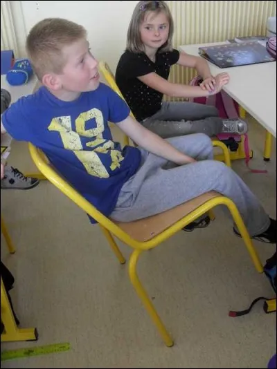 Vous repérez un élève qui se balance sur sa chaise.