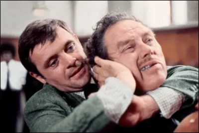 Il est à gauche. Vous l'avez vu dans "Audrey Rose", mais un autre film fit de lui un monstre sacré !