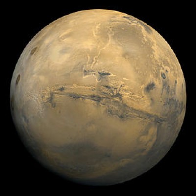 Mars est surnommée la planète rouge.