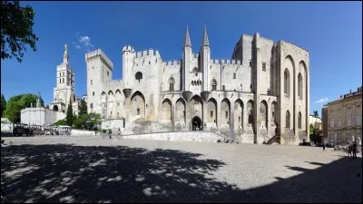 De quand date le palais des Papes d'Avignon ?