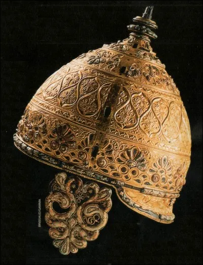 À quel peuple appartient ce magnifique casque de guerrier en or ?