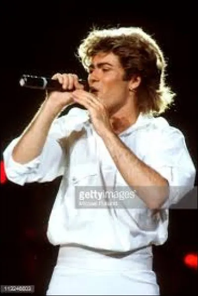 George Michael aussi nous a quitté à Noël. Il a d'abord connu le succès avec son groupe Wham! avant de poursuivre sa carrière en solo. Au cours de sa carrière, combien d'album a-t-il vendu (environ)