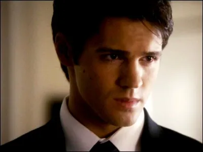 Comment s'appelle le frère d'Elena ?