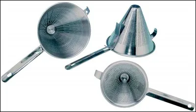 Comment s'appelle cette passoire fine en forme de cône ?