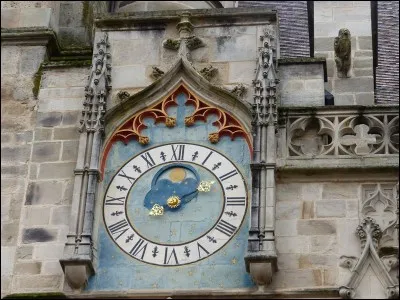 L'horloge à la Lune est positionnée sur l'une des façades de la cathédrale Saint-Lazare. Au centre de quelle ville historique, se situe ce patrimoine qui date de 1751 ?
