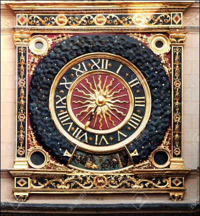 Époque de la Renaissance pour cette horloge astronomique du XIVe siècle, représentant un soleil doré de 24 rayons avec un cadran qui mesure 2,50 m de diamètre et une aiguille unique au bout de laquelle est représenté un agneau. Dans quelle ville se situe ce patrimoine historique ?