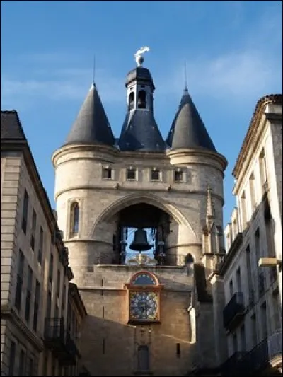 Cette horloge date de 1759, elle a la particularité d'avoir un cadran à équation solaire qui donne l'heure officielle. Elle fait partie intégrante du beffroi qui représente la plus ancienne porte de la ville. Dénommée "La Grosse cloche", dans quelle ville du Sud-Ouest se situe-t-elle ?