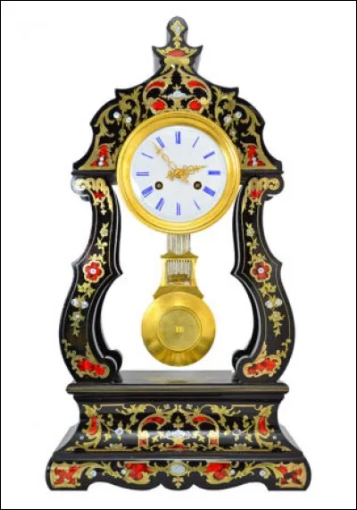 Sous quelle authenticité cette horloge en marqueterie, époque Napoléon III, véritable bijou historique, s'inscrit-elle ?