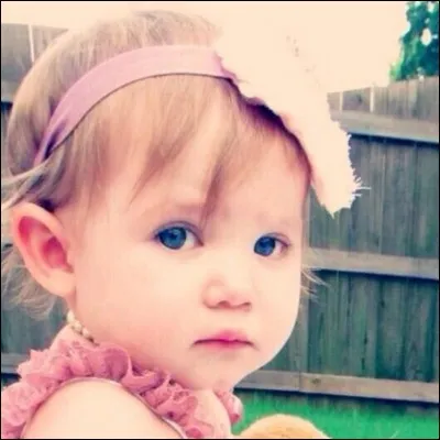 Comment s'appelle la petite sur de Carl ?