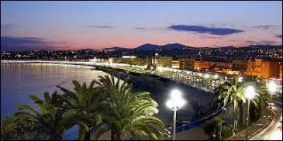 Vers Nice, le long de la côte, on peut admiré de superbes sites sur les plages en faisant de bonnes ballades.