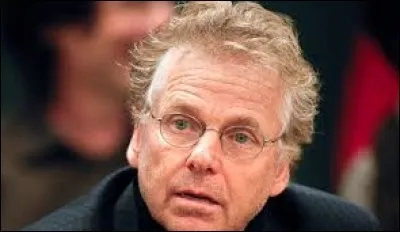 J'ai prêté "Cinquantes nuances de Grey" à Daniel Cohn-Bendit, mais maintenant, j'aimerai qu'il rende ce vieux bouquin.