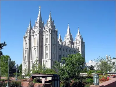 J'ai assisté à un office religieux à Salt Lake City : ma femme est arrivée à la pièce pleine de Mormons et sans cérémonie, j'ai mis la vierge en terre.
