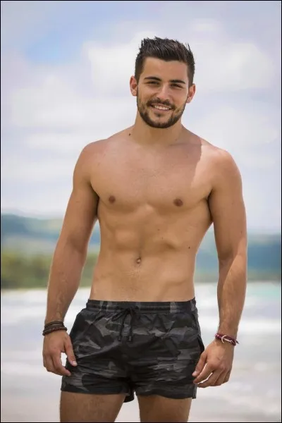 De qui Antho est-il tombé amoureux dans la villa ?