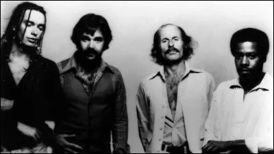 Parmi les anciens bassistes du groupe Weather Report, un seul est décédé en 2016. Lequel ?