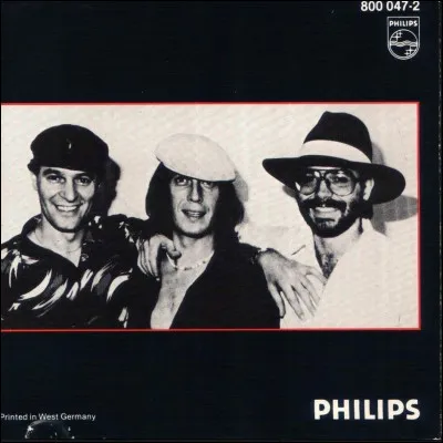 Des 3 guitaristes du célèbre trio du concert acoustique "Friday Night in San Francisco" (1981), un seul n'est plus de ce monde. Lequel ?