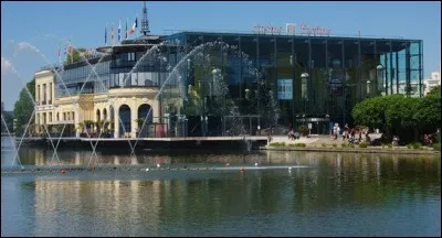 Allons en France. Cette petite ville d'Ile-de-France possède le premier casino du pays par le chiffre d'affaires. C'est à quelques kilomètres de Paris. Comment s'appelle cette ville ?