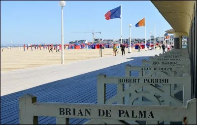 Cette petite ville normande, station balnéaire des côtes de la Manche, possède un casino ancien et prestigieux. Quelle est cette ville ?