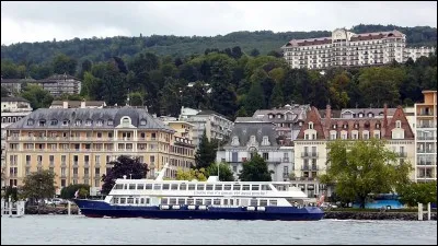 A deux pas de la Suisse, bordée par le lac Léman, cette petite ville, station thermale et touristique, est aussi une ville du jeu. Quel est son nom ?