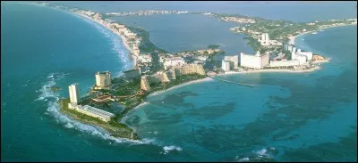 Sur la côte mexicaine de la mer des Caraïbes, cette ville, devenue un grand centre du tourisme de masse a connu une croissance spectaculaire. Quel est son nom ?