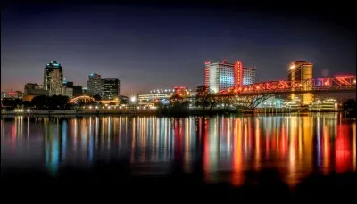 Troisième ville de Louisiane, proche du Texas, cette ville possède plusieurs casinos dont des casinos-flottants sur la Red River. Quel est son nom ?