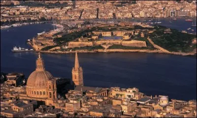 La petite capitale de cette île méditerranéenne est un paradis pour les jeux d'argent en ligne; on y trouve aussi plusieurs casinos. Comment s'appelle-t-elle ?
