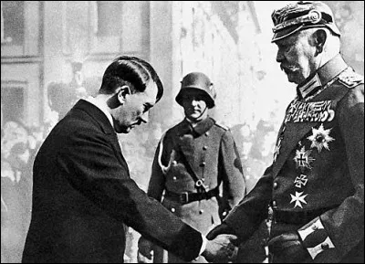 Quel évènement sert de prétexte à Hitler pour suspendre les libertés civiles et réprimer l'opposition ?