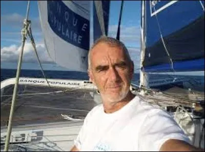 Quel est le record établi en 2012 par Loïck Peyron sur le trophée Jules-Verne (tour du monde en équipage) ?