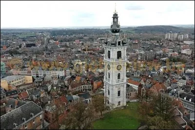 C'est depuis la prison de Mons en Belgique où il était incarcéré qu'il a écrit les vers "Le ciel est par-dessus le toit, si bleu, si calme, un arbre par-dessus le toit berce sa palme" :