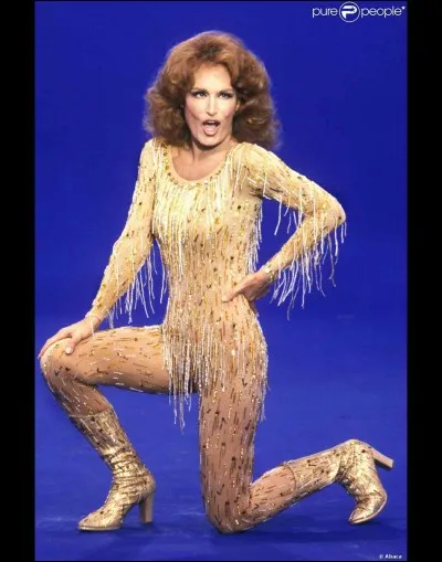 Dans une de ses chansons, que veut-elle qu'on la laisse faire ?