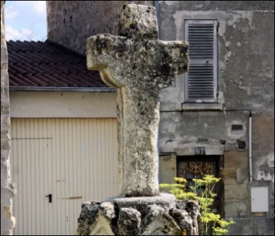 Comment appelle-t-on la plus vieille croix de pierre d'Auvers, sa base est datée de la fin du XIIIe ou du XIVe siècle ?