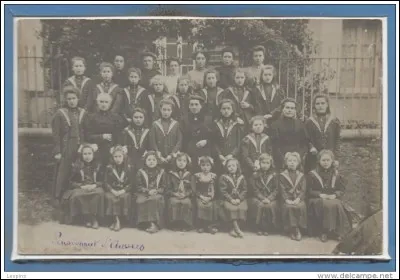 Un pensionnat de jeunes filles dispensait la meilleure éducation à ces demoiselles, mais où se trouvait-il ?