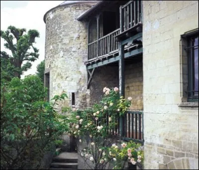 La tour daterait du XIIIe siècle, elle aurait servi de moulin. Le peintre américain Charles Sprague Pearce en a fait son atelier. Quel est son nom ?