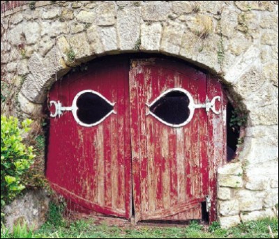 Cette porte d'entrée de cave appartient à une célèbre villa d'Auvers-sur-Oise, laquelle ?
