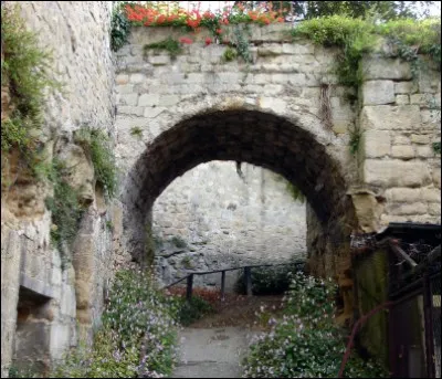Ce pont est l'un des rares vestiges d'une ancienne ferme seigneuriale. Quelle célébrité, femme de Louis VI le Gros va y résider ?