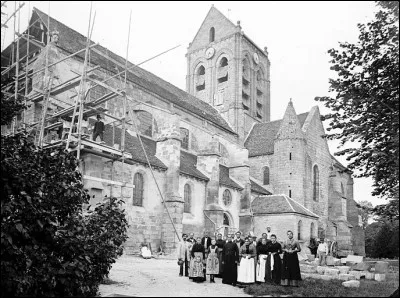 De quoi est fait le dallage de notre célèbre église Notre-Dame-de-l'Assomption à Auvers-sur-Oise ?