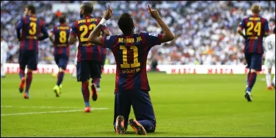 Ses enfants (aimer) jouer au foot.