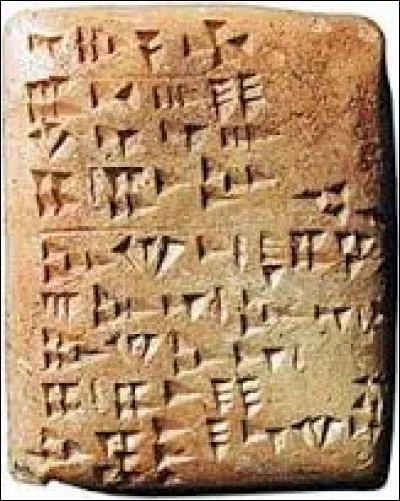 Autour de 2 250 avant JC, à quelle langue l'écriture cunéiforme fut-elle adaptée ?