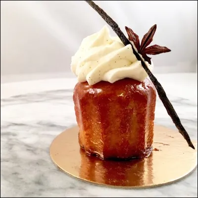 Le baba au rhum est aussi appelé "pet-de-nonne".
