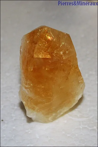 Cette pierre pr&eacute;cieuse s'appelle &laquo; citrine &raquo;.