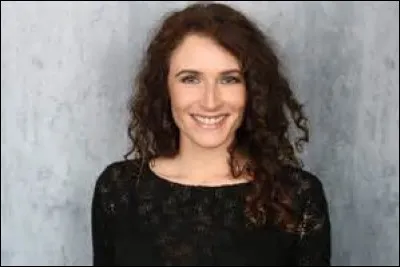 Que porte Elsa sur sa main ?