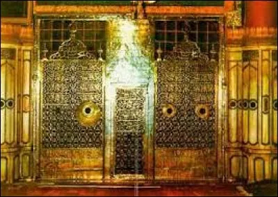 Dans quelle ville est-il enterré ?