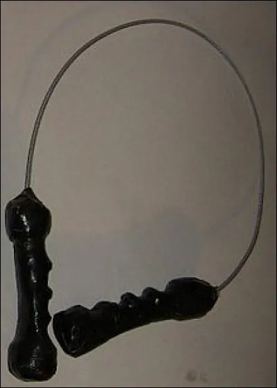 La corde de quel instrument de musique peut constituer une arme utilisée pour la strangulation ?