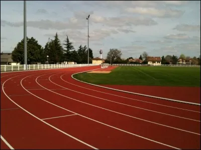 En athlétisme, où se situe l'athlète qui court à la corde sur une piste de huit couloirs (le couloir n°1 étant au plus proche du centre de la piste) ?
