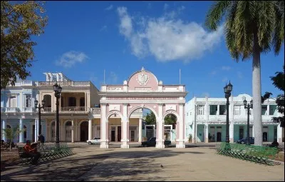 Voici le Parque José Martí, à Cienfuegos. Dans quel pays est-ce ?