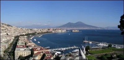 Dans quel pays se situe Naples (Napoli) ?
