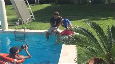 Avec qui chante KV sur la musique "J'peux pas j'ai piscine" ?