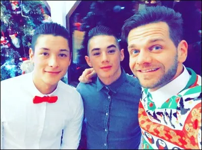 Quels sont les surnoms des garçons qui l'accompagnent sur scène ?