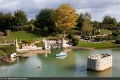 Trouve-t-on des bâtiments religieux dans ce parc ?
